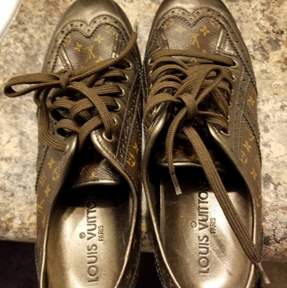 Louis Vuitton Sneakers sz 39/8